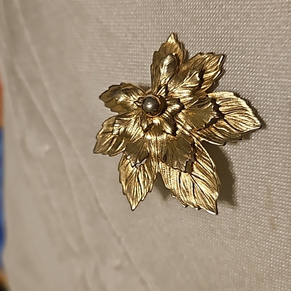1950's Maple Leaf Brooch and Earring Set Gold Tone - Picture 2 of 4